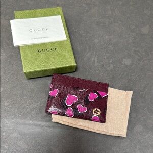 Gucci Women's Burgundy Card Case with Pink Heart Print